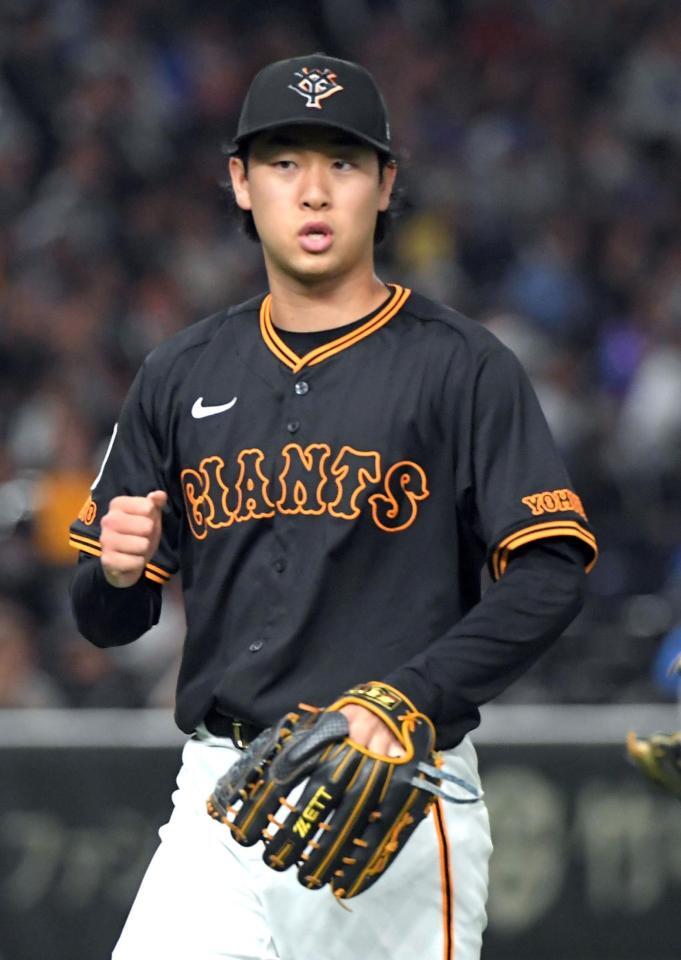 　１回、３者連続三振を奪いガッツポーズする山崎（撮影・佐藤厚）