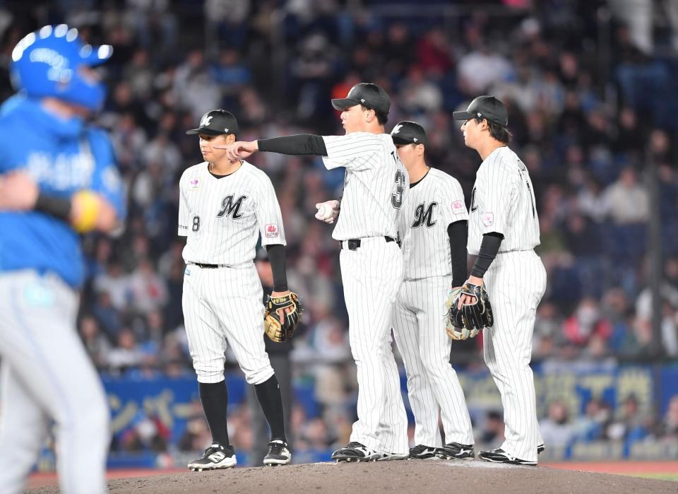 　５回、水野（左手前）に死球を与えた田中晴（後方中央）＝撮影・開出牧