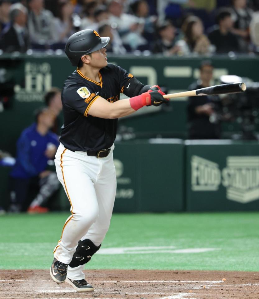 　３回、岡本が中越えにソロを放つ