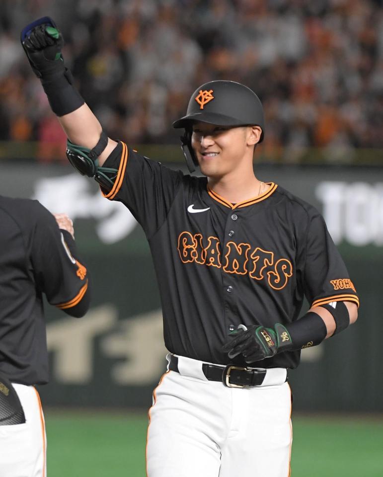 　１回、吉川は右前適時打を放ちガッツポーズを見せる（撮影・佐藤厚）