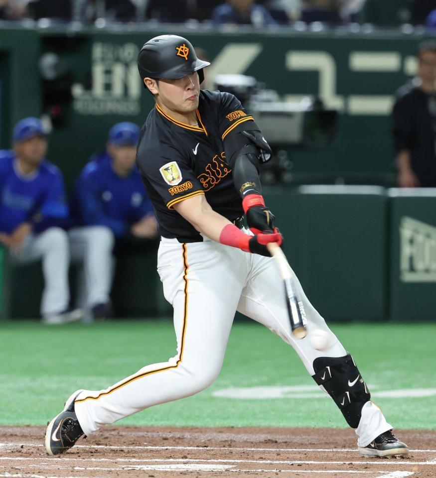 　１回、遊ゴロを放つ岡本。三走甲斐が生還