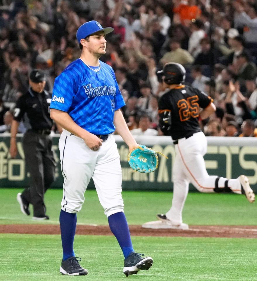 　３回、岡本（右）に本塁打を浴びたバウアー