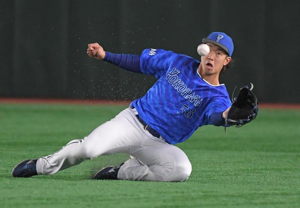 　２回、甲斐の中飛を好捕する梶原（撮影・佐藤厚）