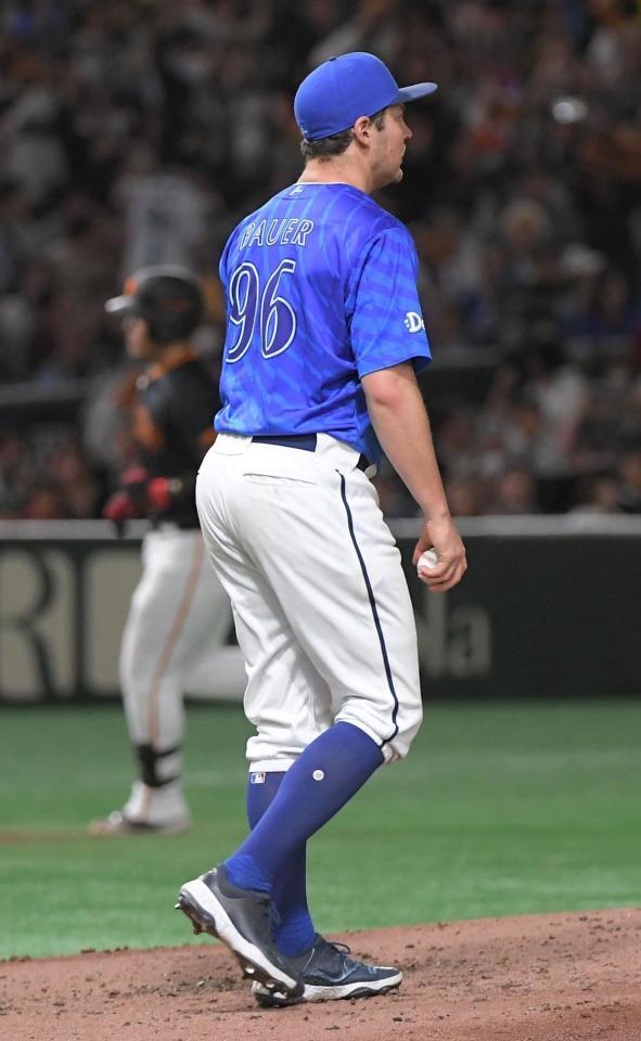 　５回、バウアーは岡本（左）に２打席連続の５号２ランを打たれる（撮影・佐藤厚）