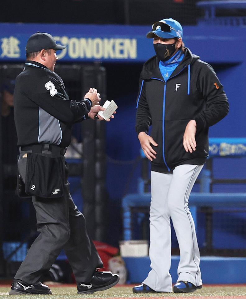 　６回、投手交代を告げる新庄監督
