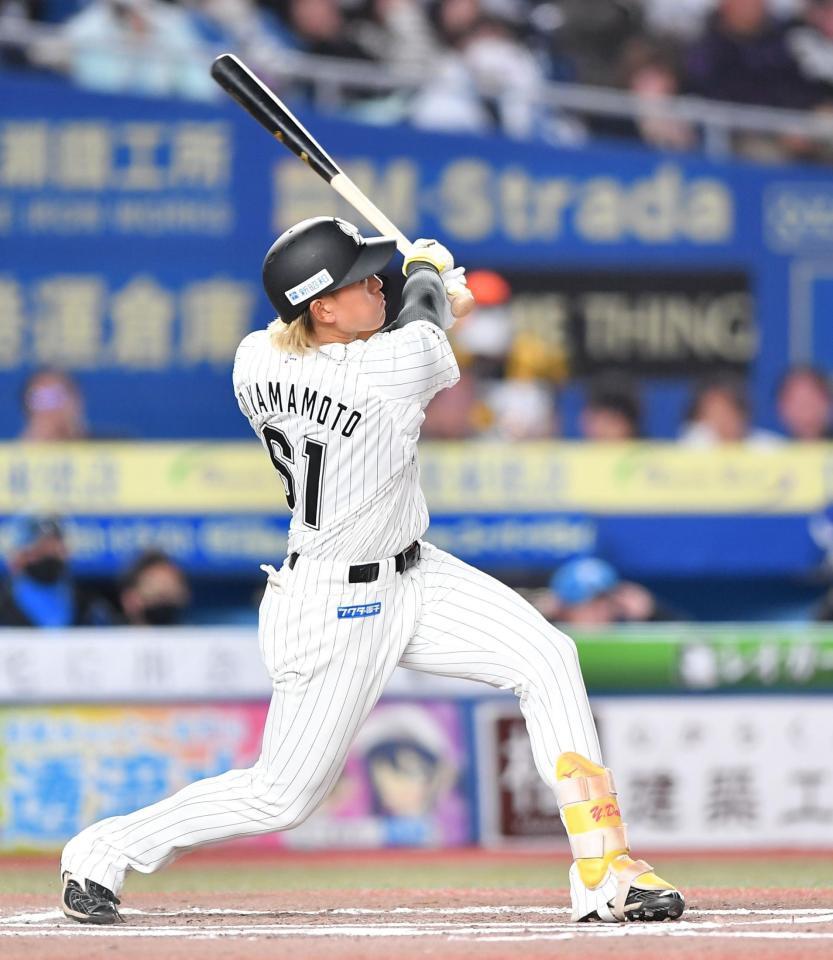 　６回、先制の左越え３ランを放つ山本（撮影・開出牧）