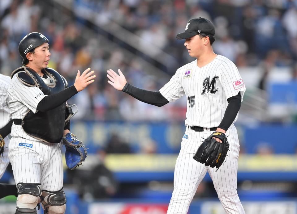 　１回、野村を空振り三振に仕留め、寺地（左）とタッチを交わす田中晴（撮影・開出牧）