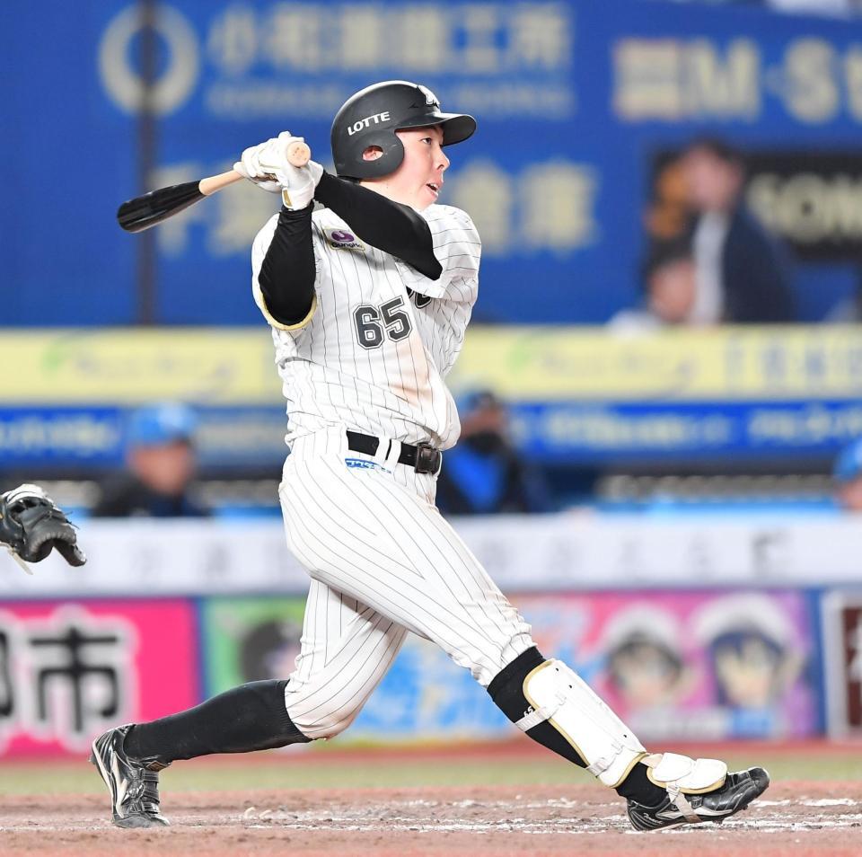 　５回、右越え二塁打を放つ寺地（撮影・開出牧）