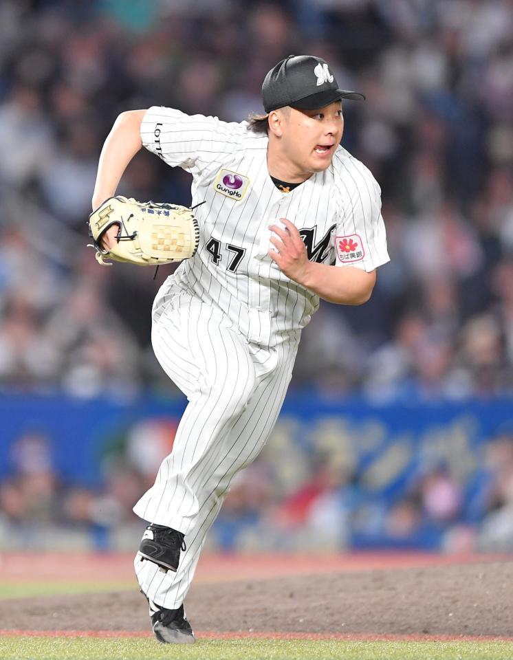 　８回、五十幡を一ゴロに打ち取り、ベースカバーに走る鈴木（撮影・開出牧）