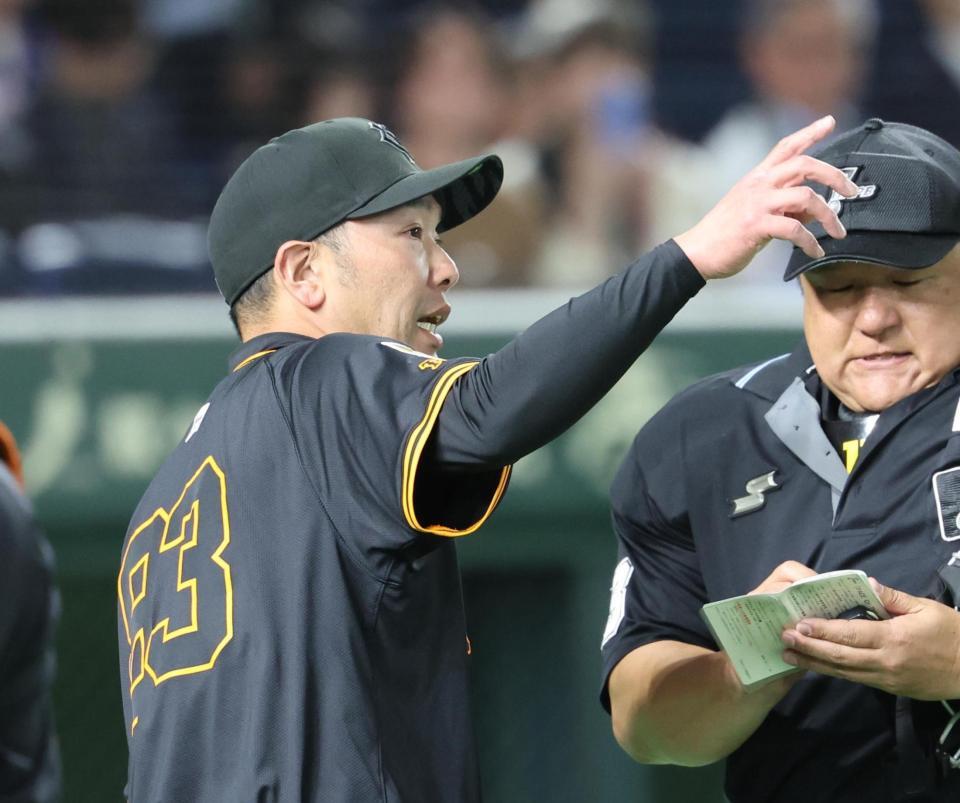 　８回裏が終わり選手交代を告げる阿部監督