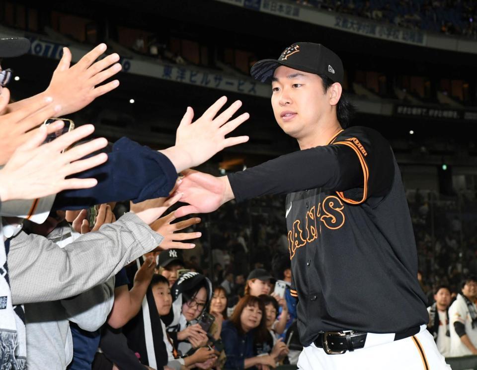 　ファンとタッチを交わす山崎（撮影・佐藤厚）