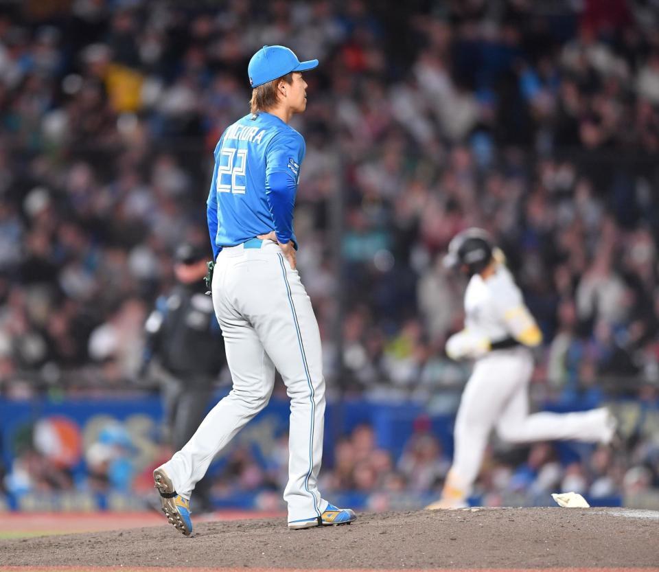 　６回、山本（右後方）に先制の左越え３ランを打たれた杉浦（撮影・開出牧）