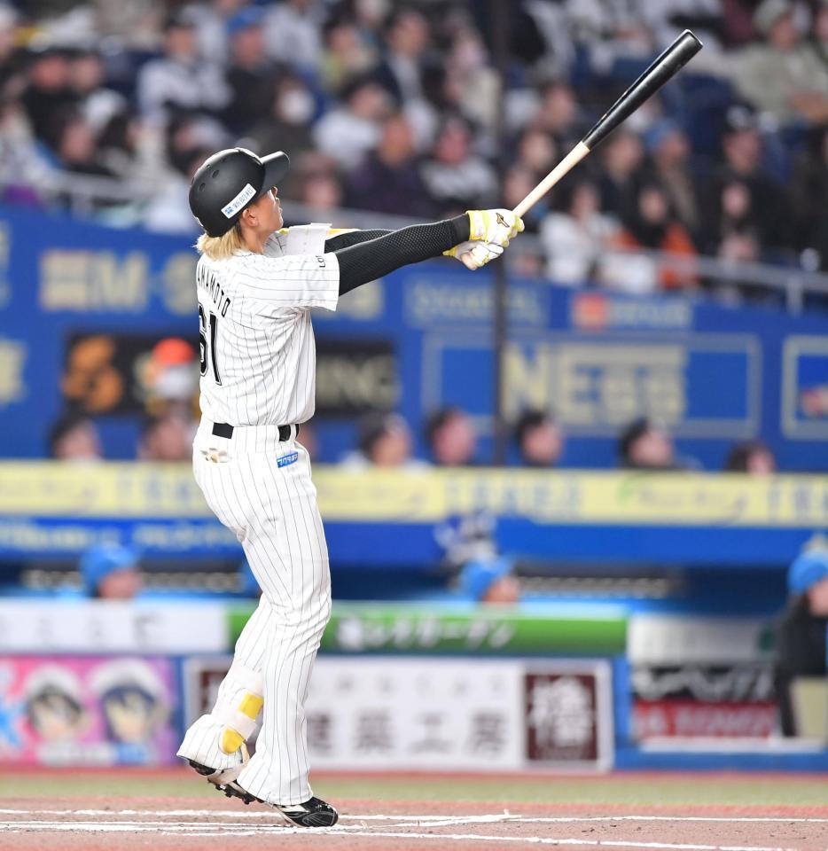 　６回、先制の左越え３ランを放ち、打球を見上げる山本（撮影・開出牧）