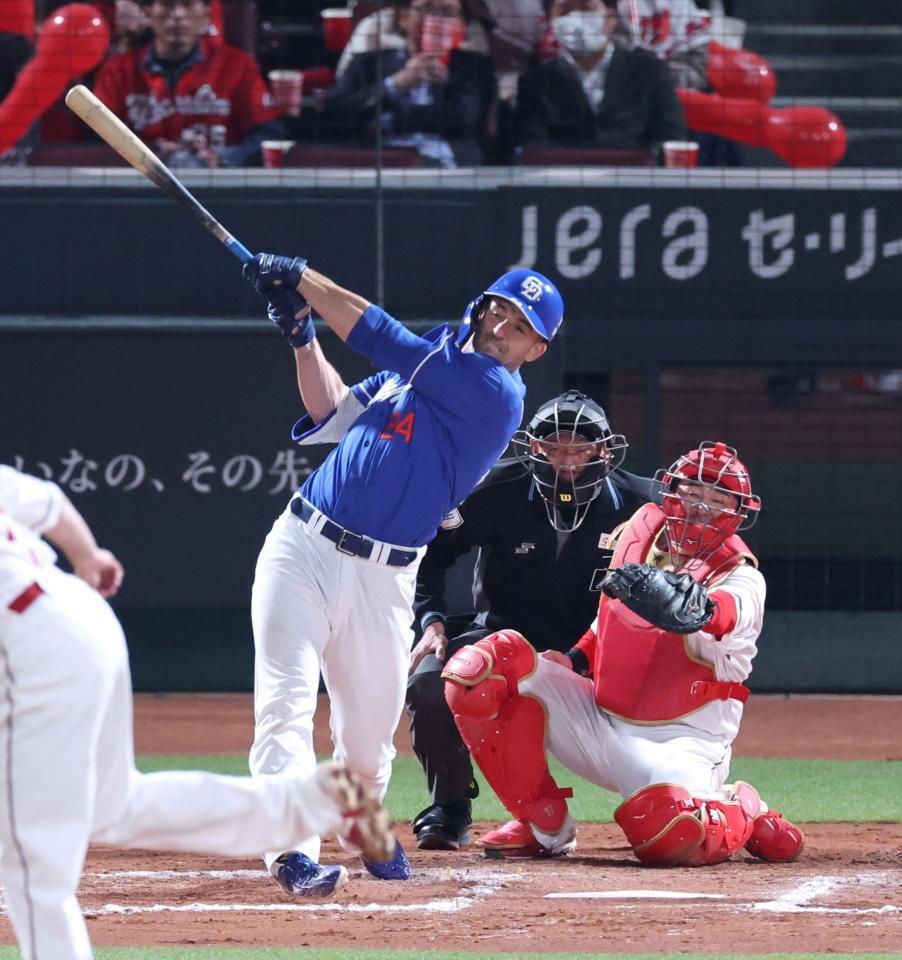 　７回、右前タイムリーを放つボスラー（撮影・市尻達拡）