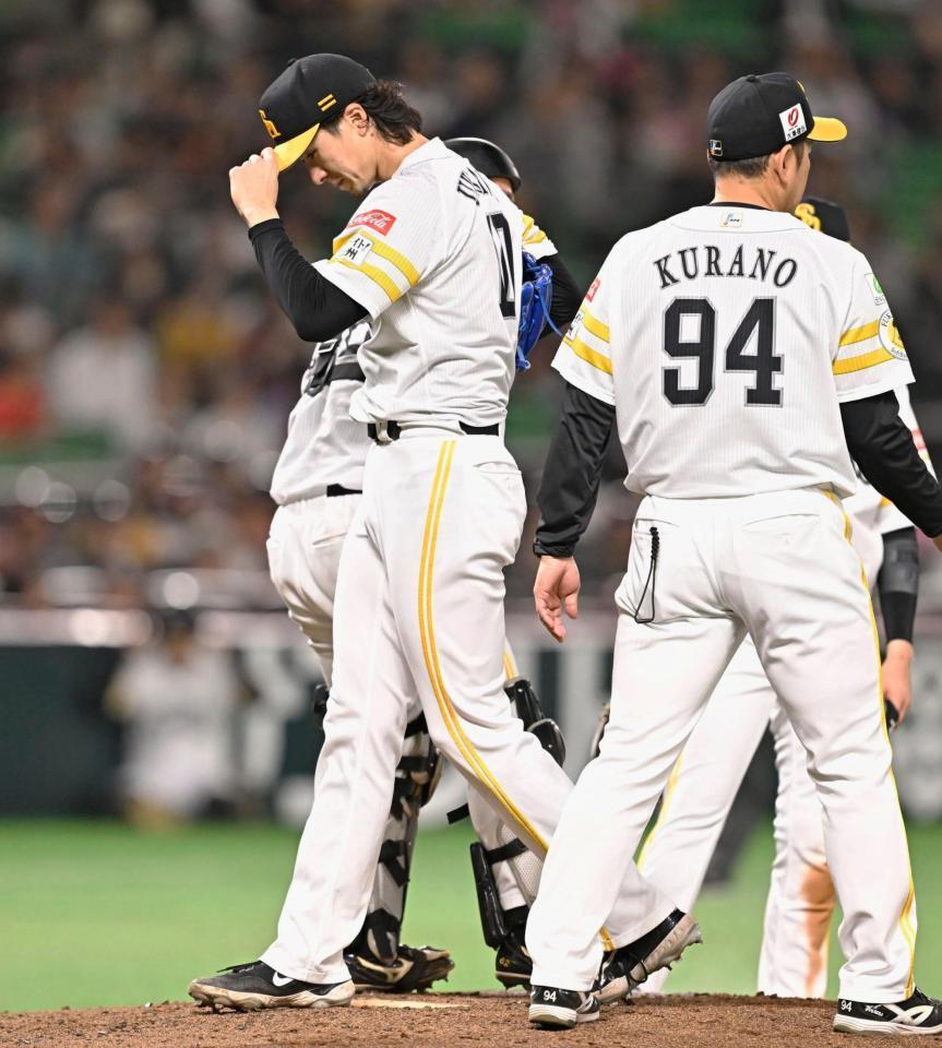 　４回途中、降板する上沢（左）