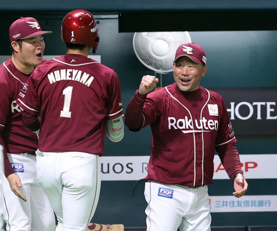 　３回、プロ１号の宗山を迎える三木監督（右）