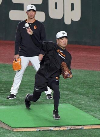 　投球練習する田中将（撮影・佐藤厚）