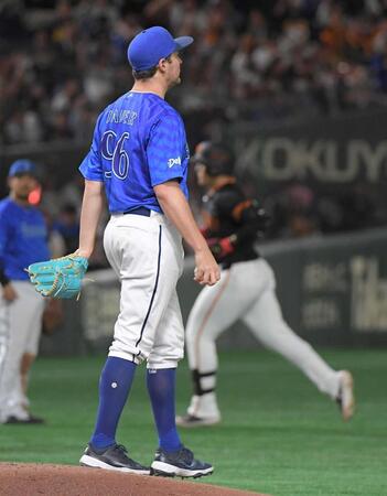 　３回、バウアーは岡本（右）にソロを浴びる