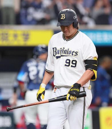 　８回、空振り三振に倒れて引き揚げる杉本（撮影・立川洋一郎）