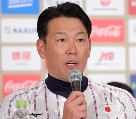 　会見を行う侍ジャパン・井端監督（撮影・吉澤敬太）