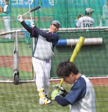 　ティー打撃を行う山田（手前）の向こうで素振りする村上（撮影・西岡正）