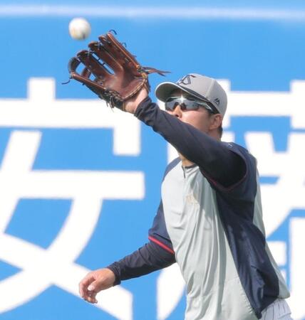 　ライトで守備練習する村上（撮影・西岡正）