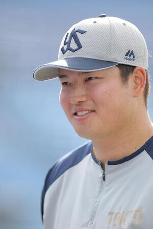 　チームに合流し、笑顔で話す村上（撮影・西岡正）