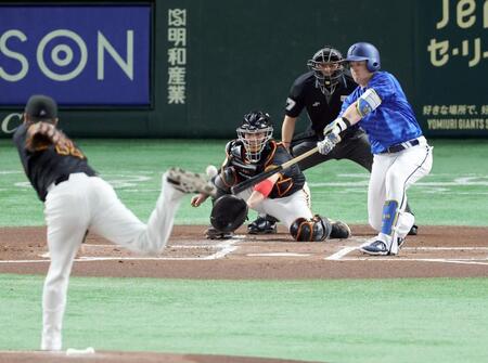 　１回、牧が右前に先制打を放つ。投手田中将、捕手甲斐