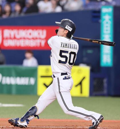 　１回、プロ１号となる先頭打者本塁打を放つ山中（撮影・立川洋一郎）