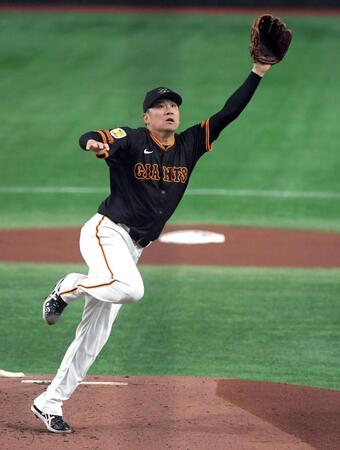 　１回、田中将は打球に飛びつくが及ばず二塁内野安打となる（撮影・佐藤厚）