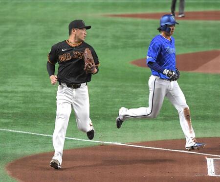 　１回、田中将（左）は牧に右前適時打を打たれ、三走・梶原（右）が生還（撮影・佐藤厚）