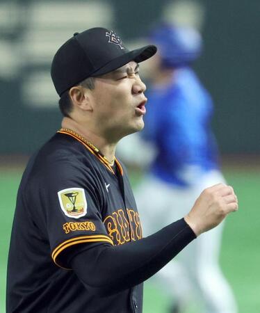 　１回表を終え、厳しい表情でベンチに戻る田中将