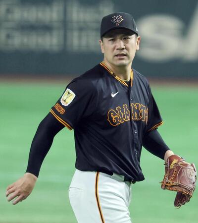 　１回表を終え、厳しい表情でベンチに戻る田中将