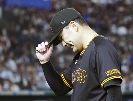 　２回表を終え、ベンチに戻る田中将