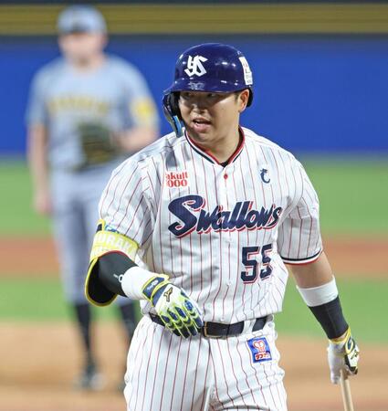 　１回、空振り三振に倒れた村上（撮影・中田匡峻）