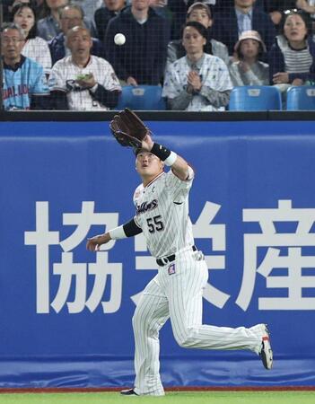 【写真】センターの西川が拍手　慣れないライトで飛球をキャッチするヤクルト・村上