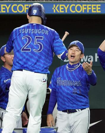 　３回表、ソロ本塁打を放った筒香（左）を迎える三浦監督