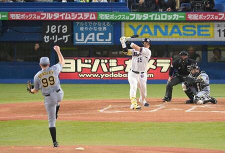 　１回、ビーズリーの前に空振り三振に倒れる村上（撮影・伊藤笙子）