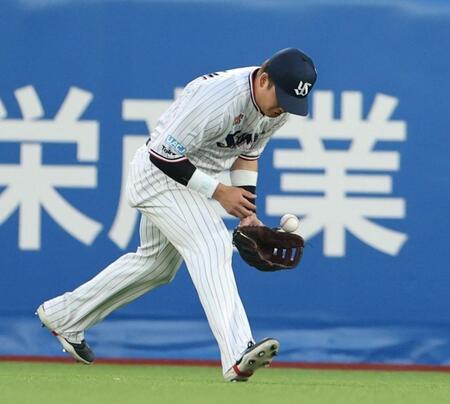 　１回、佐藤輝の右前打をはじく右翼手・村上（撮影・中田匡峻）