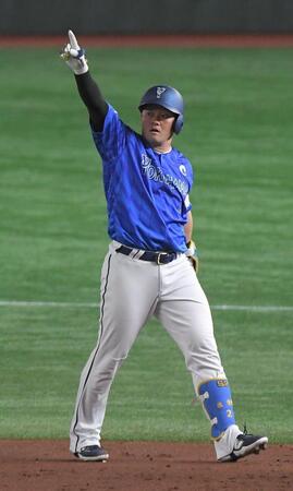 　１回、牧は右前適時打を放ち、ガッツポーズ（撮影・佐藤厚）