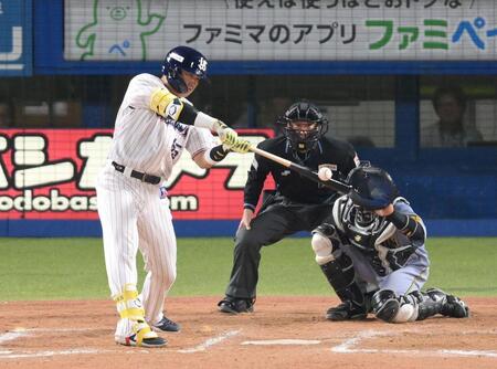 ヤクルト・村上が今季初安打　八回の第４打席で左前打　神宮のファンから大歓声　１軍復帰即「４番・右翼」で出場