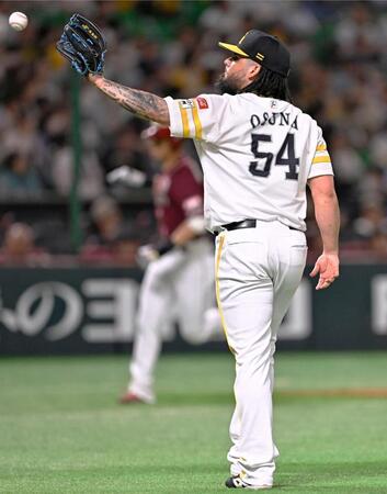 　９回、村林（奥）に同点２ランを浴びたオスナ