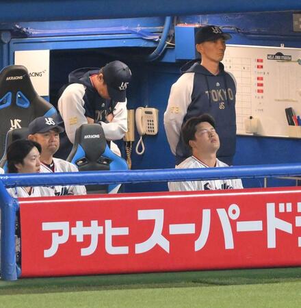 　９回、打席の途中で交代となり、ベンチで悔しさをにじませる村上（右手前）＝撮影・伊藤笙子