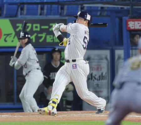 　９回、スイングする村上（撮影・棚橋慶太）