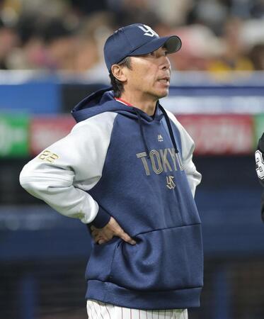 　８回、投手交代を告げる高津監督（撮影・西岡正）