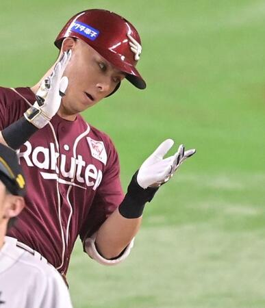 　９回、同点２ランを放ち手を叩く村林