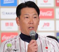 　会見を行う侍ジャパン・井端監督（撮影・吉澤敬太）