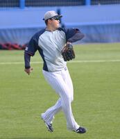 　試合前、ライトでノックを受ける村上（撮影・伊藤笙子）