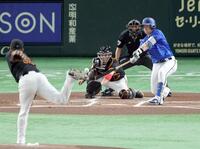 　１回、牧が右前に先制打を放つ。投手田中将、捕手甲斐