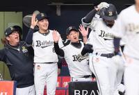 　１回、先頭打者本塁打を放った山中を迎える岸田監督（中央）＝撮影・立川洋一郎